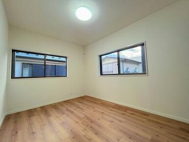 「2階西側洋室＿約6帖」2面採光で日当たり良好です。