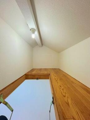 「2階中央洋室」屋根裏収納ございます。