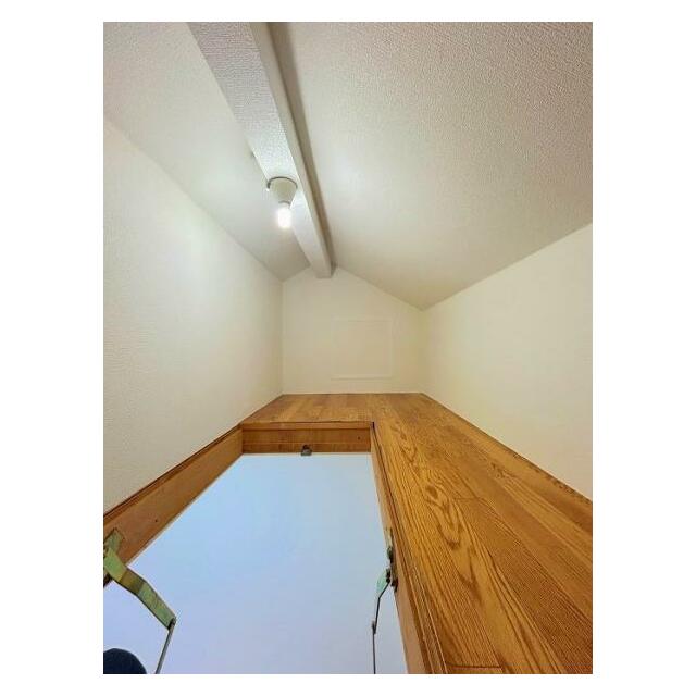 「2階中央洋室」屋根裏収納ございます。