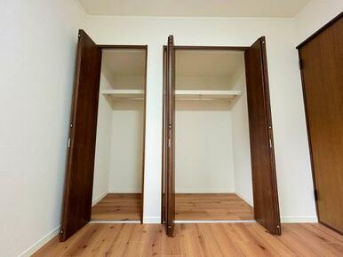 「2階西側洋室＿約6帖」豊富な収納スペース付きです。