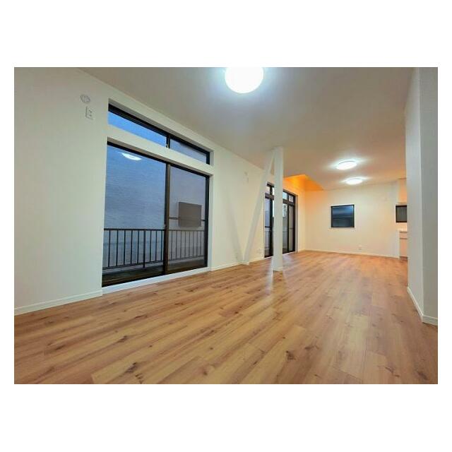 「LDK」大きな窓があり、日当たり良好です。