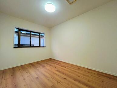 「2階中央洋室」約6帖のお部屋です。