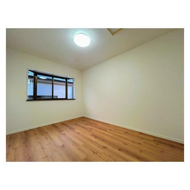 「2階中央洋室」約6帖のお部屋です。