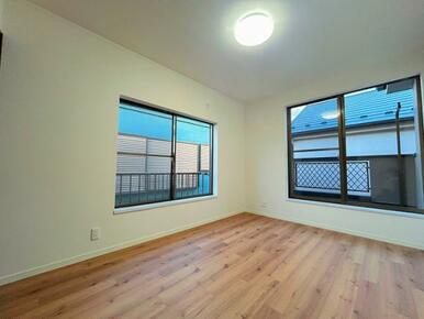 「2階西側洋室」約6帖のお部屋です。