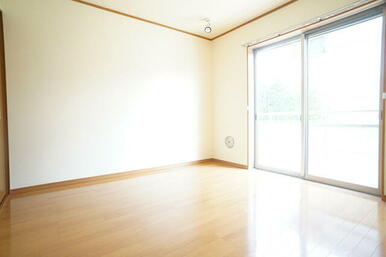 シックな色合いで落ちついた室内です！