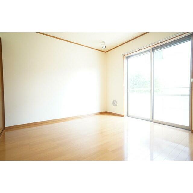 シックな色合いで落ちついた室内です！