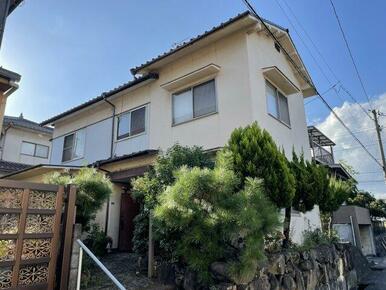 大門町にある5DKの中古住宅。高台に位置しており、ゆったりとした広さが魅力です。周辺には自然が多く、静