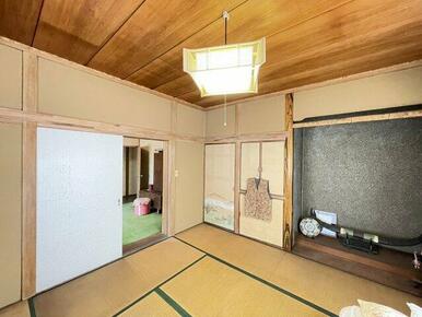 1階の和室です。床の間や引き戸の絵が、趣のあるアクセントとして空間に彩りを添えています。このような和