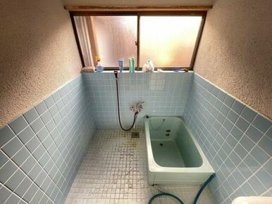浴室は使用可能ですが、広めで快適なものにリプレイスすることで、よりリラクゼーションに適した空間に。広