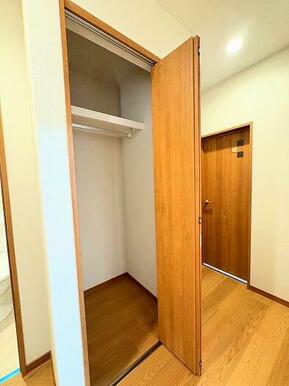 「1階廊下収納内部」廊下にも収納があるのでリビングやお部屋を広く使えます。