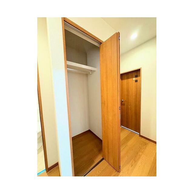 「1階廊下収納内部」廊下にも収納があるのでリビングやお部屋を広く使えます。