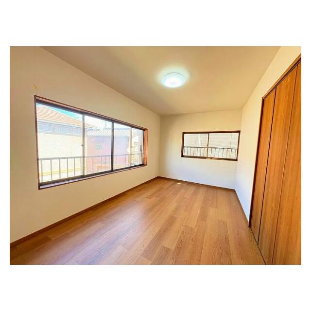 「2階北側洋室」窓が2カ所あり明るいお部屋です。