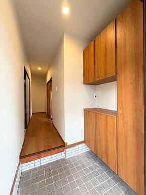 「玄関」靴箱交換、タイル補修実施。