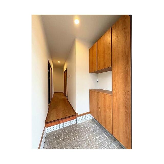 「玄関」靴箱交換、タイル補修実施。