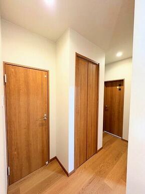 「1階廊下」右からトイレ扉、収納、脱衣所扉です。