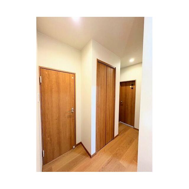 「1階廊下」右からトイレ扉、収納、脱衣所扉です。