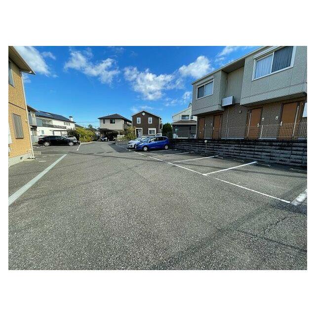 ☆敷地内に駐車場あります◎（１台／月額３，３００円税込）