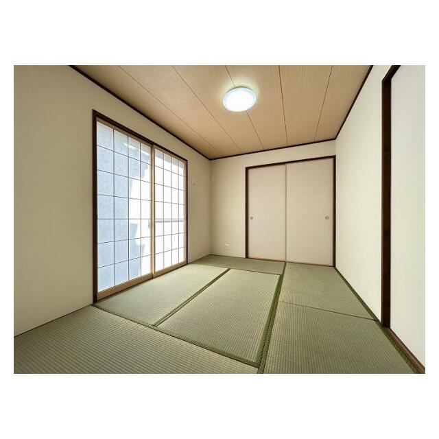 和室「畳表替え、障子と襖は張替え済みです。」