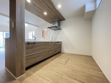 リビングの様子を見ながら家事ができるので小さなお子さまがいるご家庭も安心です＾＾