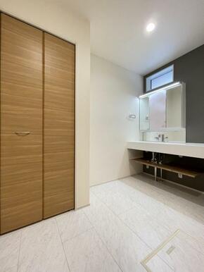 ゆとりあるカウンターはフラットで掃除も楽々！おしゃれな造作洗面です＾＾