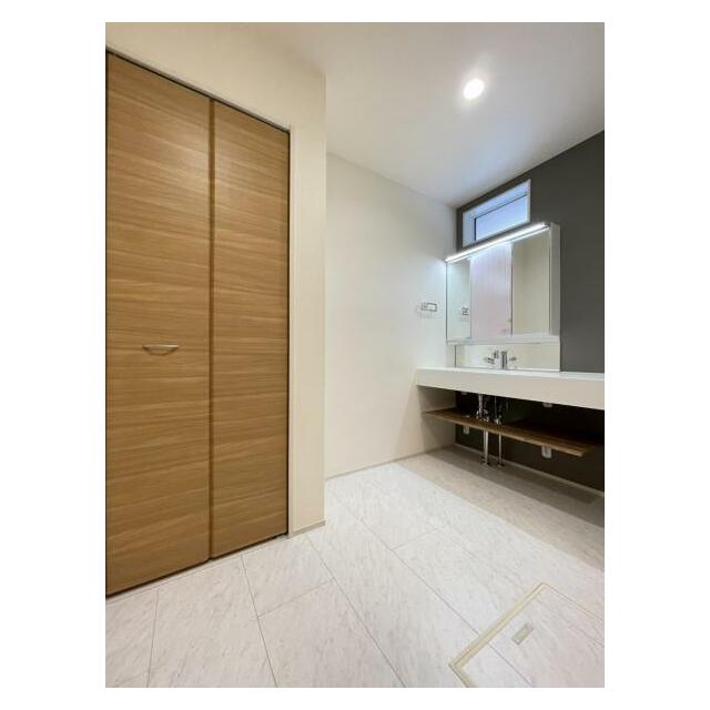 ゆとりあるカウンターはフラットで掃除も楽々！おしゃれな造作洗面です＾＾