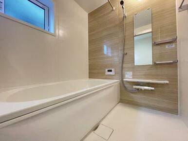 ゆったりと浸かれる1坪風呂を採用！1日の疲れを癒してくれる浴室は窓のある開放的な空間＾＾