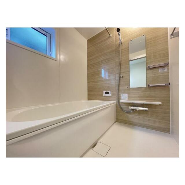 ゆったりと浸かれる1坪風呂を採用！1日の疲れを癒してくれる浴室は窓のある開放的な空間＾＾