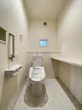 採光窓は臭い対策にもなって清潔な空間を保てます♪立ち上がりをサポートしてくれる手すりも完備！