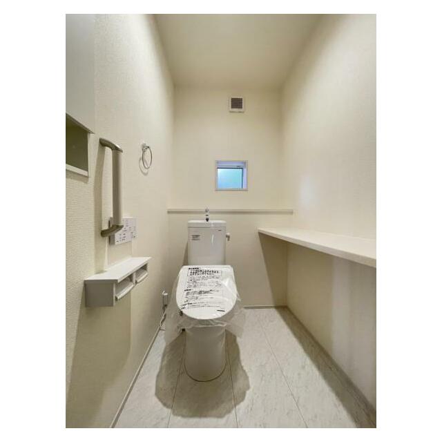 採光窓は臭い対策にもなって清潔な空間を保てます♪立ち上がりをサポートしてくれる手すりも完備！