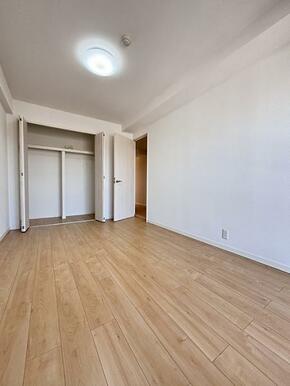 南東側洋室　収納スペース