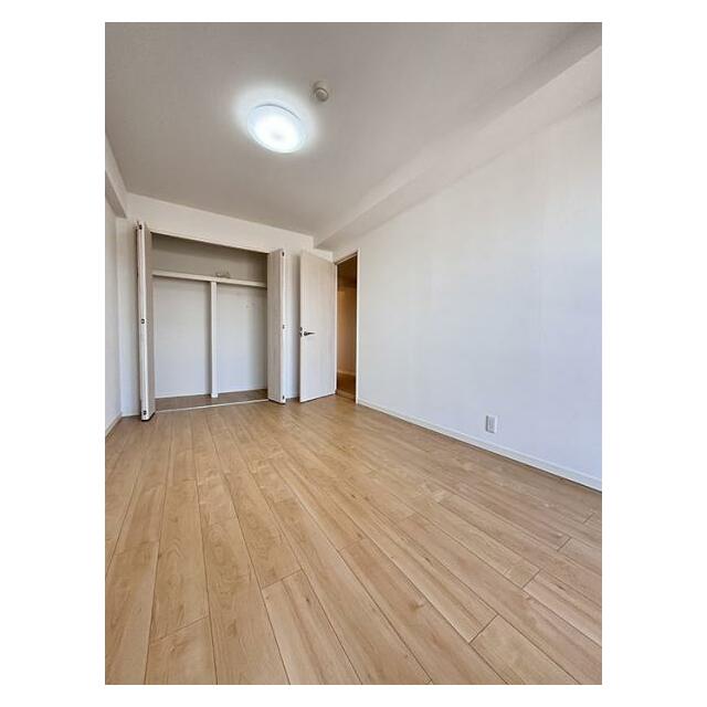 南東側洋室　収納スペース