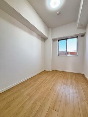 南東側洋室　クロス張替え等のリフォームを施しております