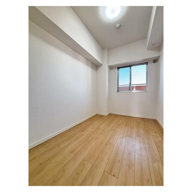 南東側洋室　クロス張替え等のリフォームを施しております