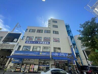 京急久里浜駅から徒歩２分（約１２０ｍ）にあるビルの５階部分です。１階にはドラッグストア、２・３階に