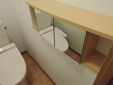 トイレには小物収納棚があります。