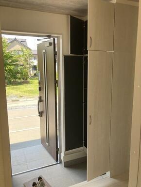 家族やゲストの笑顔が浮かんできそうな玄関（1号棟）