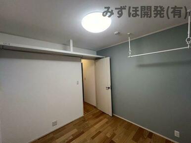 物干し、棚板、ハンガーラックもついた収納豊富な洋室もあります。