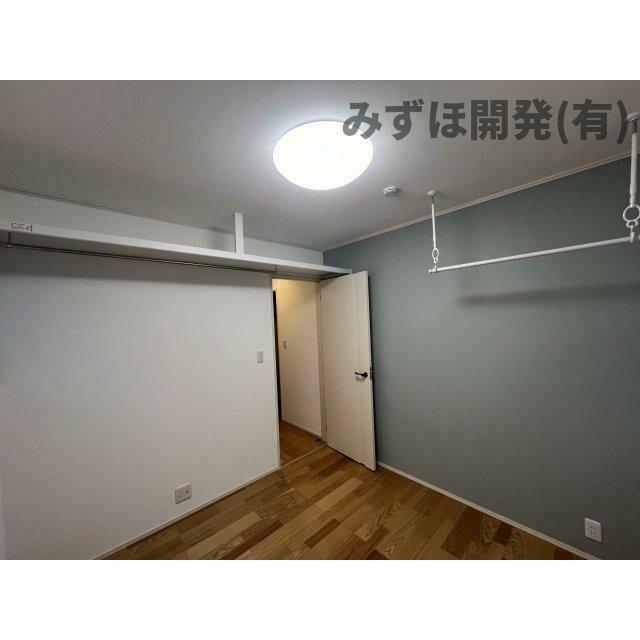 物干し、棚板、ハンガーラックもついた収納豊富な洋室もあります。