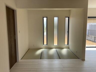 家具の配置で個性が光るリビング（1号棟）