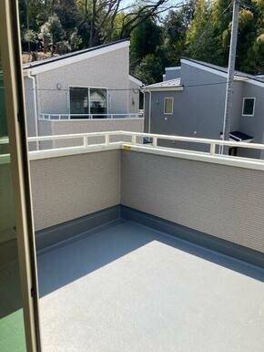 部屋の外と中をつなぐバルコニー、使い方自在！（6号棟）