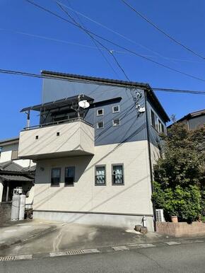 片流れ屋根でソリッドな形状の外観♪