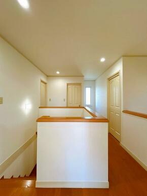 「２階廊下」各部屋とつながっております。