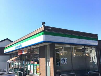 ＜ファミリーマート大和草柳３丁目店＞物件からは少し下り坂。帰りは少し上り坂。