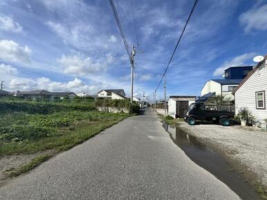 前面道路は幅員５ｍと車の通行がしやすい十分な道幅です。