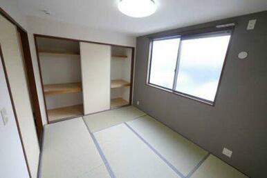 畳の香りで落ち着く和室は収納も十分な広さがあります。