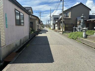 前面道路です。約5.3mあります。