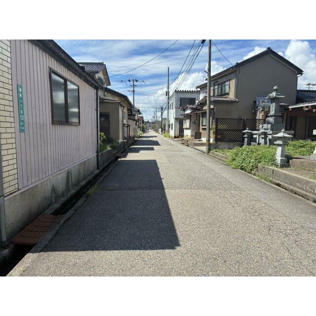 前面道路です。約5.3mあります。