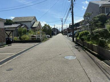 前面道路です。約5.5mあります。