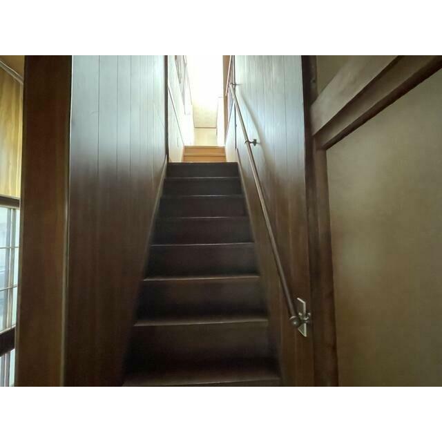 ２階に続く階段です。