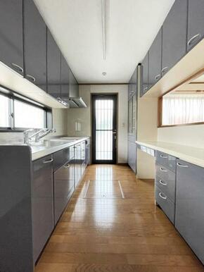 ゴミ出しや荷物の運び入れに便利な勝手口＾＾